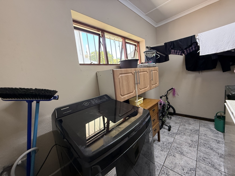 To Let 3 Bedroom Property for Rent in Dobson Western Cape